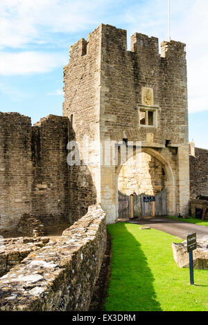 Die Ruinen von Farleigh Hungerford Castle. Das 14. Jahrhundert Osten Torhaus, der Haupteingang zum Schloss mit der äußeren Ringmauer und blauer Himmel. Stockfoto