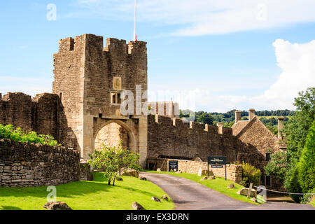 Die Ruinen von Farleigh Hungerford Castle. Das 14. Jahrhundert Osten Torhaus, der Haupteingang zum Schloss mit der äußeren Ringmauer und blauer Himmel. Stockfoto