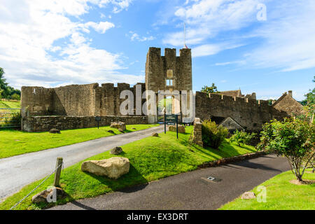 Die Ruinen von Farleigh Hungerford Castle. Das 14. Jahrhundert Osten Torhaus, der Haupteingang zum Schloss mit der äußeren Ringmauer und blauer Himmel. Stockfoto