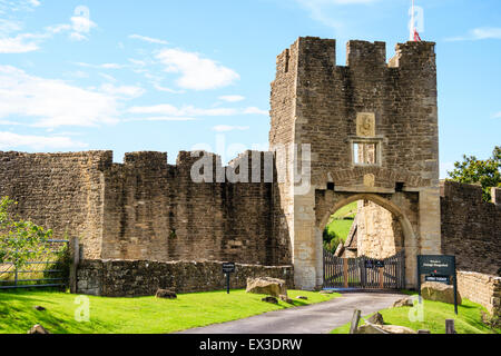 Die Ruinen von Farleigh Hungerford Castle. Das 14. Jahrhundert Osten Torhaus, der Haupteingang zum Schloss mit der äußeren Ringmauer und blauer Himmel. Stockfoto