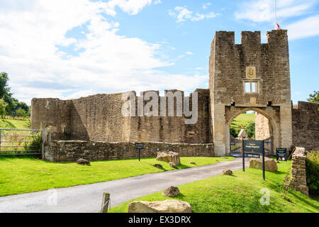 Die Ruinen von Farleigh Hungerford Castle. Das 14. Jahrhundert Osten Torhaus, der Haupteingang zum Schloss mit der äußeren Ringmauer und blauer Himmel. Stockfoto