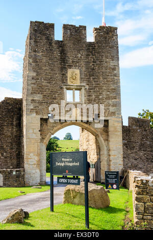 Die Ruinen von Farleigh Hungerford Castle. Das 14. Jahrhundert Osten Torhaus, der Haupteingang zum Schloss mit der äußeren Ringmauer und blauer Himmel. Stockfoto