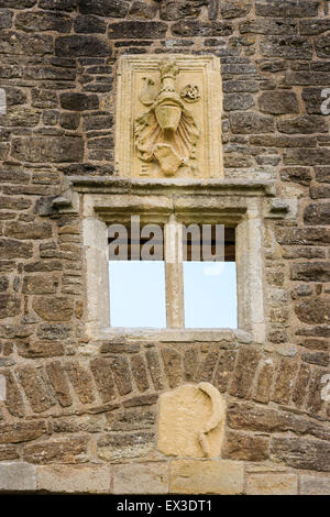 Die Ruinen von Farleigh Hungerford Castle. Das 14. Jahrhundert Osten Torhaus, der Haupteingang zum Schloss, Detail showign Wappen und Fenster. Stockfoto