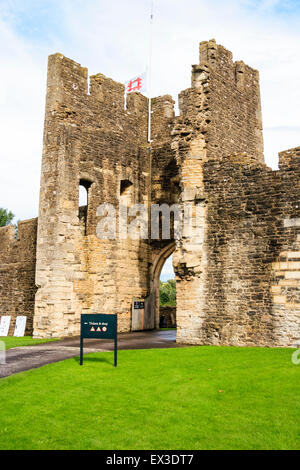 Die Ruinen von Farleigh Hungerford Castle. Das 14. Jahrhundert Osten Torhaus, der Haupteingang zum Schloss von der west Gateway gesehen. Stockfoto