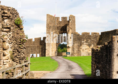 Die Ruinen von Farleigh Hungerford Castle. Das 14. Jahrhundert Osten Torhaus, der Haupteingang zum Schloss von der west Gateway gesehen. Stockfoto