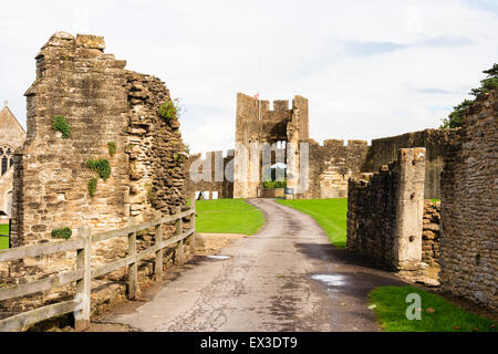 Die Ruinen von Farleigh Hungerford Castle. Das 14. Jahrhundert Osten Torhaus, der Haupteingang zum Schloss von der west Gateway gesehen. Stockfoto