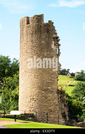 Die Ruinen von Farleigh Hungerford Castle in England. Die South West 'Frau' Turm neben den Burggraben. Ein 5-stöckiges 15. Jahrhundert zerstörten Turm. Blue Sky. Stockfoto