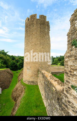 Die Ruinen von Farleigh Hungerford Castle in England. Die South West 'Frau' Turm neben den Burggraben. Ein 5-stöckiges 15. Jahrhundert zerstörten Turm. Blue Sky. Stockfoto