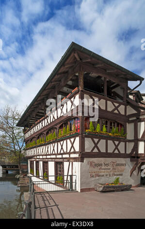 Fachwerkhaus von 1572, Restaurant seit 1949, Fluss Ill links, "La Petite France", Straßburg, Elsass, Frankreich Stockfoto