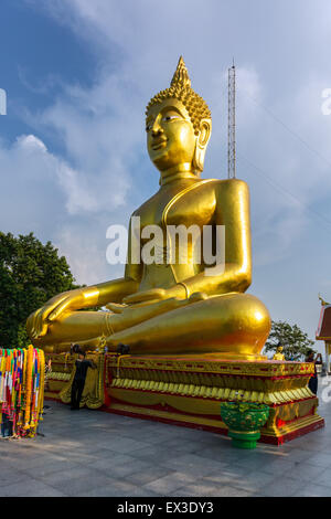 Goldene Buddha-Statue, Tempel Wat Phra Yai, Pattaya, Chon Buri Provinz, Thailand Stockfoto