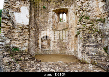 Die Ruinen von Farleigh Hungerford Castle in England. Die South West 'Lady' Tower, Innenraum. Ein 5-stöckiges 15. Jahrhundert zerstörten Turm. Stockfoto