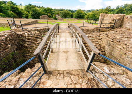 Farleigh Hungerford Englisch mittelalterlichen Burg ruiniert. Blick entlang der hölzernen Brücke über den Ruinen des inneren Torhaus. Stockfoto