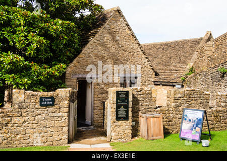 Farleigh Hungerford English Castle. Das Eingangstor zum Ticket Office und Shop in einem alten Cotswold Stone house Gebäude, früher der Priester Haus. Stockfoto