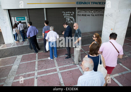 Athen, Griechenland, 6. Juli 2015. Menschen-Warteschlange, Geld von einem Geldautomaten in Zentral-Athen, Griechenland, 6. Juli 2015. Der griechische Finanzminister zurückgetreten nach Referendum am Sonntag, in dem die Mehrheit der Wähler mehr Sparmaßnahmen im Tausch gegen eine andere finanzielle Rettungsaktion "Nein" gesagt.  Bildnachweis: Dpa picture Alliance/Alamy Live News Stockfoto