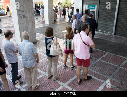 Athen, Griechenland, 6. Juli 2015. Menschen-Warteschlange, Geld von einem Geldautomaten in Zentral-Athen, Griechenland, 6. Juli 2015. Der griechische Finanzminister zurückgetreten nach Referendum am Sonntag, in dem die Mehrheit der Wähler mehr Sparmaßnahmen im Tausch gegen eine andere finanzielle Rettungsaktion "Nein" gesagt.  Bildnachweis: Dpa picture Alliance/Alamy Live News Stockfoto