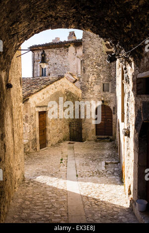 Gasse, Santo Stefano di Sessanio, Abruzzen, Italien Stockfoto