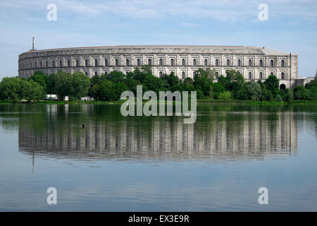 Ehemalige, unvollendeten Kongresshalle der NSDAP, 1933-1945, Dutzendteich Teich vor, Dokumentationszentrum Reichsparteitagsgelände Stockfoto