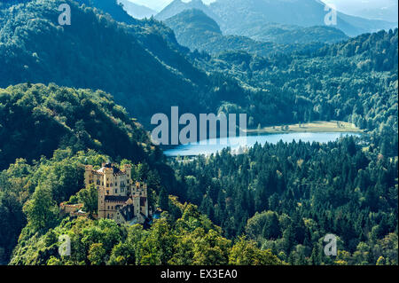 Schloss Hohenschwangau, See Schwansee, Tannheim Bergen im Hintergrund, Königswinkel, Ostallgäu, Allgäu, Schwangau, Schwaben, Bayern Stockfoto