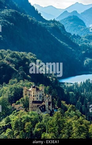 Schloss Hohenschwangau, See Schwansee, Tannheim Bergen im Hintergrund, Königswinkel, Ostallgäu, Allgäu, Schwangau, Schwaben, Bayern Stockfoto