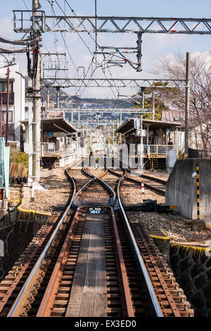 Japan, Nishinomiya. Private Hankyu Eisenbahn. Blick entlang einer Bahnstrecke Aufteilung in zwei, da es zwei Plattform Kurakuen station betritt. Stockfoto