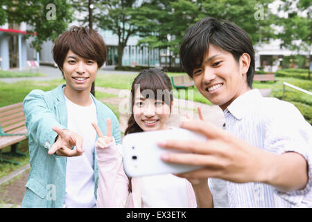 Studentin in der Campus-park Stockfoto