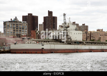 Zement-Barge Matilde entladen Fracht East River Brooklyn NYC USA Stockfoto