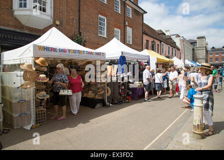 Markthändler auf The Square Winchester UK während der jährlichen Messe Hut Stockfoto