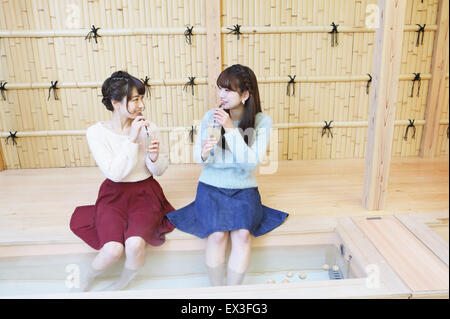 Junge japanische Frauen genießen Fußbad in Kawagoe, Japan Stockfoto