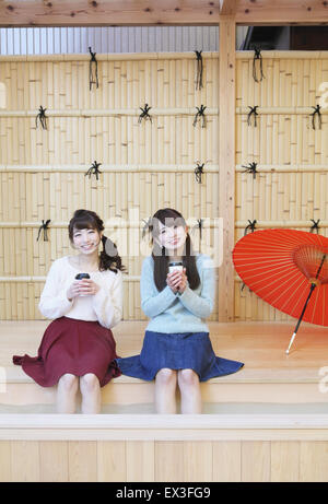 Junge japanische Frauen genießen Fußbad in Kawagoe, Japan Stockfoto