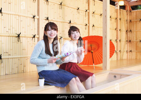 Junge japanische Frauen genießen Fußbad in Kawagoe, Japan Stockfoto
