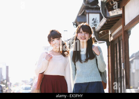 Junge japanische Frauen geniessen Reise in Kawagoe, Japan Stockfoto