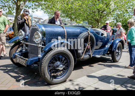 Seitenansicht der blaue Hotchkiss Paris Sport 1931 auf Kingsbridge Classic Car Show 2015, bewundert von Oldtimer-Enthusiasten Stockfoto
