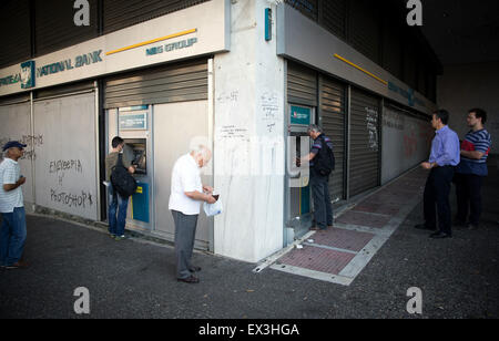 Athen, Griechenland, 6. Juli 2015. Menschen-Warteschlange, Geld von einem Geldautomaten in Zentral-Athen, Griechenland, 6. Juli 2015. Der griechische Finanzminister zurückgetreten nach Referendum am Sonntag, in dem die Mehrheit der Wähler mehr Sparmaßnahmen im Tausch gegen eine andere finanzielle Rettungsaktion "Nein" gesagt. Bildnachweis: Dpa picture Alliance/Alamy Live News Stockfoto