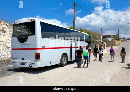 Touristen an Bord einen Insel Tour Tag Reisebus auf Santorin in Griechenland. Stockfoto