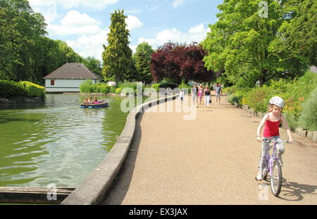 Menschen entspannen Sie an einem heißen Sommertag am Bootfahren See in Hall Leys Park, Matlock, Derbyshire England UK Stockfoto