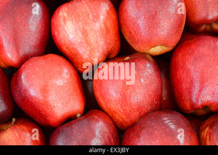 eine Menge ordentlich gefaltete rote Äpfel Stockfoto