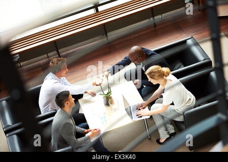 Schwarzer Mann und weißer Mann Hände schütteln während Arbeitstreffen im modernen Büro. Stockfoto