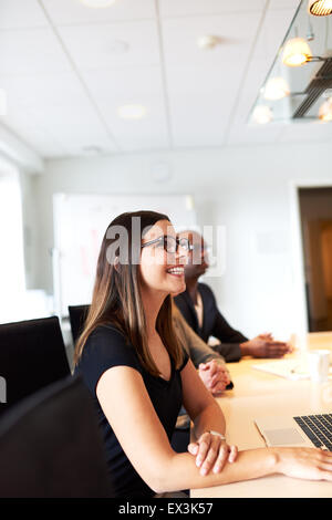 Profil von weißen weiblichen executive lächelnd bei Treffen im Büro Konferenzraum Stockfoto