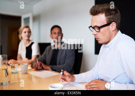 Weißen männlichen Executive sprechen während der Tagung im Konferenzraum Stockfoto