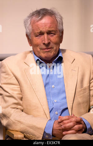 BBC-Sender Jonathan Dimbleby (geb. 31. Juli 1944) behandelnden Eröffnung des neuen Klassenzimmer an seiner ehemaligen Schule Stockfoto