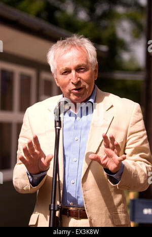 BBC-Sender Jonathan Dimbleby (geb. 31. Juli 1944) bei einer Rede an Eltern und Schüler bei der Eröffnung des neuen Klassenzimmer Stockfoto