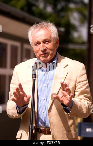 BBC-Sender Jonathan Dimbleby (geb. 31. Juli 1944) bei einer Rede an Eltern und Schüler bei der Eröffnung einer neuen Klassenzimmers Stockfoto