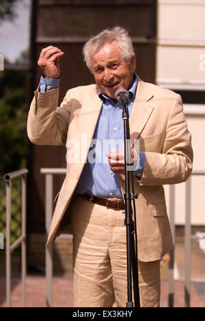 BBC-Sender Jonathan Dimbleby (b.31 Juli 1944) bei einer Rede an Eltern und Schüler bei der Eröffnung einer neuen Klassenzimmers Stockfoto