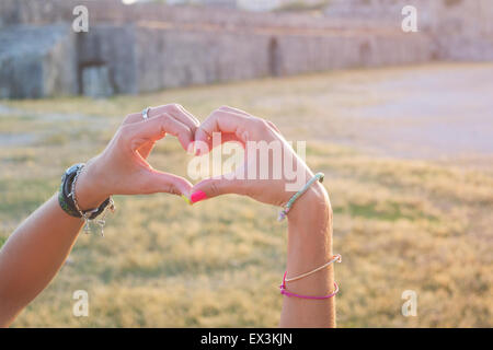 Herzform gemacht junge Mädchen Hände in einer alten Festung Stockfoto