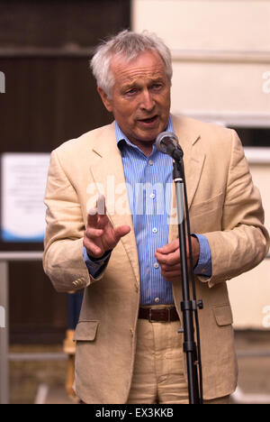 BBC-Sender Jonathan Dimbleby (geb. 31. Juli 1944) bei einer Rede an Eltern und Schüler bei der Eröffnung einer neuen Klassenzimmers Stockfoto