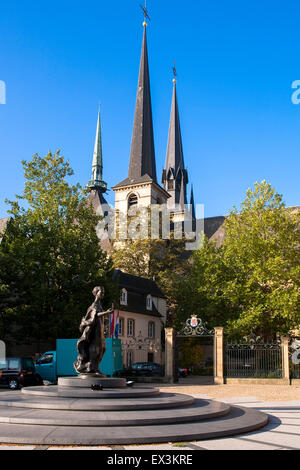 LUX, Luxemburg, Luxemburg-Stadt, Kathedrale von Notre Dame und das Denkmal der Großherzogin Charlotte auf dem Clairefontaine-Platz. Stockfoto