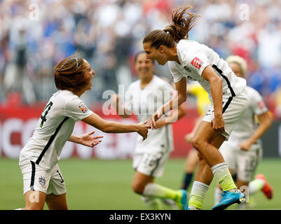 (150705)--VANCOUVER, 5 Juli, 2015(Xinhua)--Tobin Heath der Vereinigten Staaten feiert erzielte mit Morgan Brian während des Finales der FIFA Frauen WM 2015 zwischen den USA und Japan im BC Place Stadium in Vancouver, Kanada am 5. Juli 2015. Die Vereinigten Staaten beansprucht den Titel nach dem Sieg über Japan mit 5: 2. (Xinhua/Wang Lili) Stockfoto