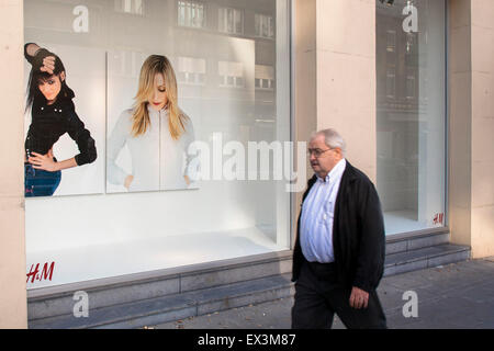 LUX, Luxemburg, Luxemburg-Stadt, Anzeigefenster eines H & M-Store in der Avenue De La Liberte.  LUX, Luxemburg, Stadt Luxemburg Stockfoto