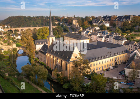 LUX und Abbaye de Neumuenster im Stadtteil Grund, Fluss Alzette Luxemburg, Luxemburg-Stadt, die Kirche St. Jean Baptiste Stockfoto
