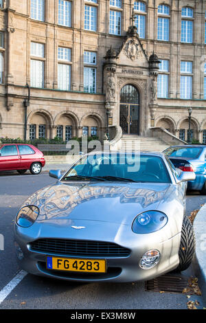 LUX, Luxemburg, Luxemburg-Stadt, Aston Martin Auto vor der Nationalbank/staatliche Sparkasse am Place de Metz.  LUX, Lu Stockfoto